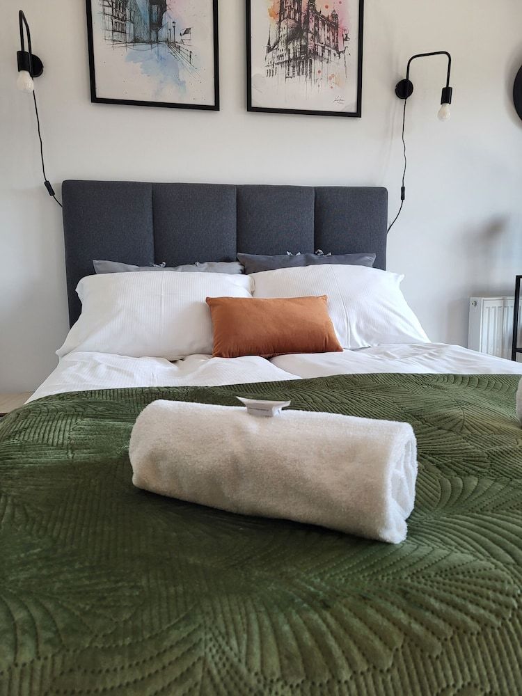 undefined Studio & Balcony City Centre by Renters 4