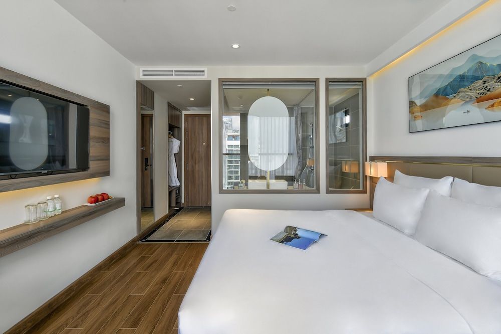 Deluxe Partial Ocean View