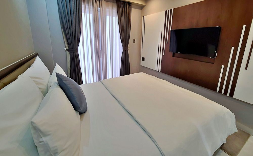 undefined HANZ The Moon Hotel 1 5