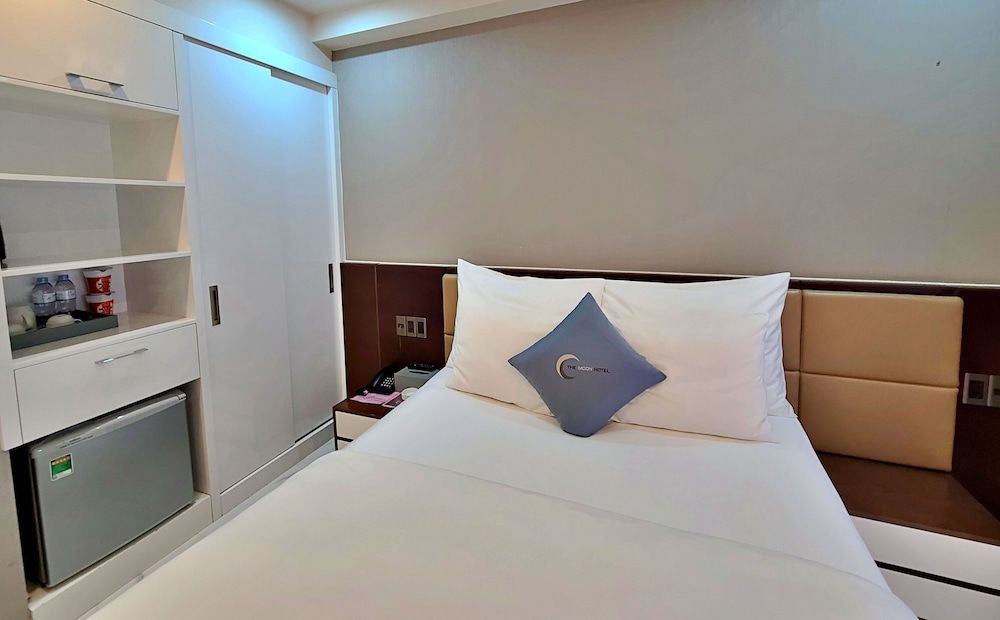 undefined HANZ The Moon Hotel 1 2