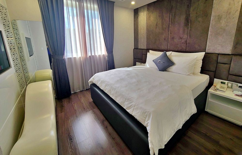 undefined HANZ The Moon Hotel 3 3