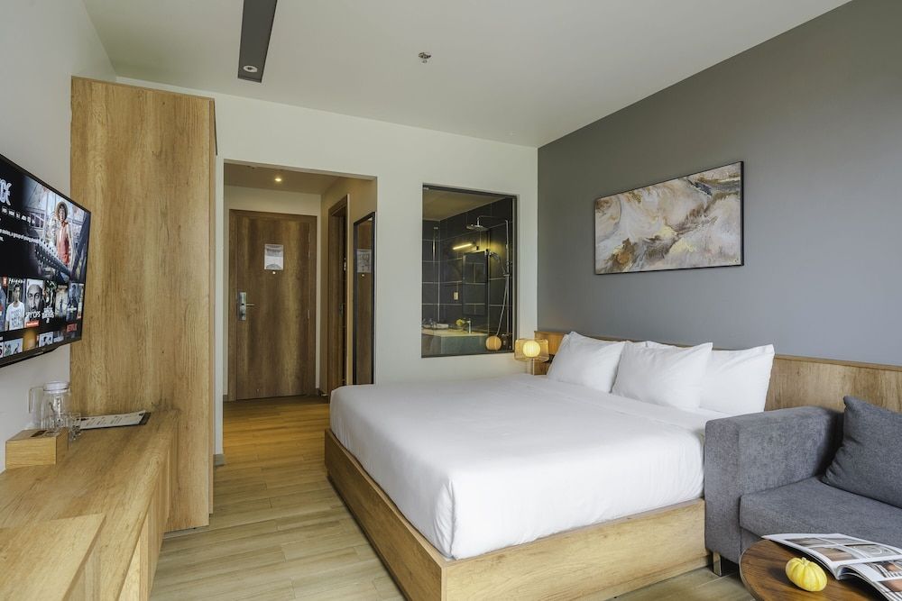 Deluxe Studio, 1 King Bed, Balcony