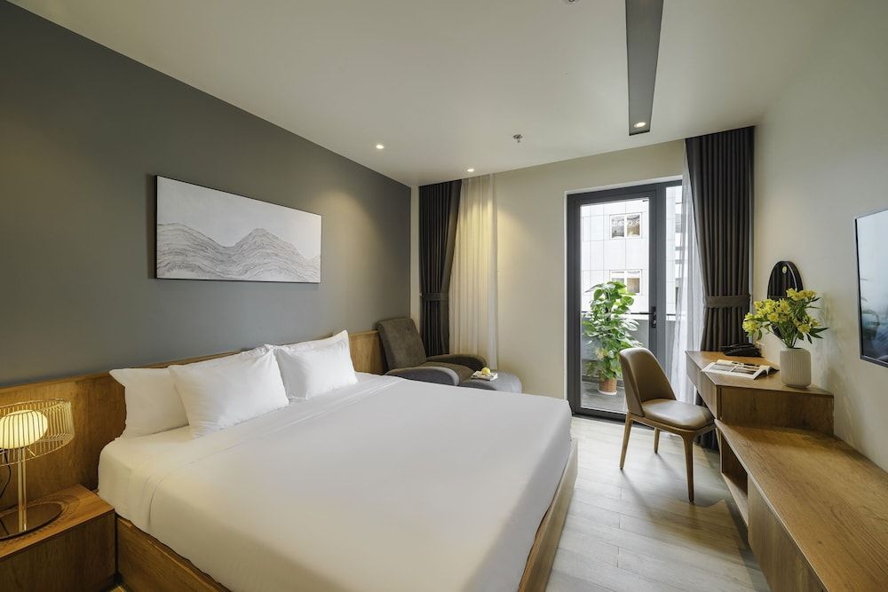 Studio, 1 King Bed, Balcony