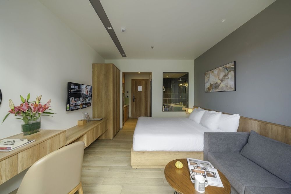Deluxe Studio, 1 King Bed, Balcony
