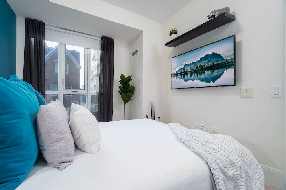 Peter St - Downtown Suite with Balcony Comfort Room 2