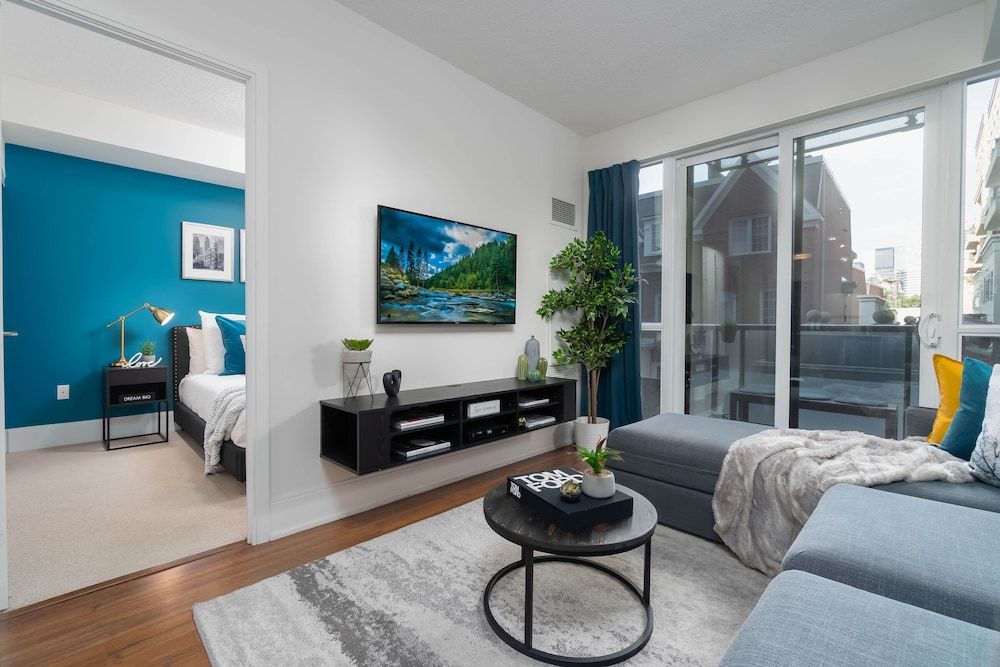 Peter St - Downtown Suite with Balcony Comfort Room 5