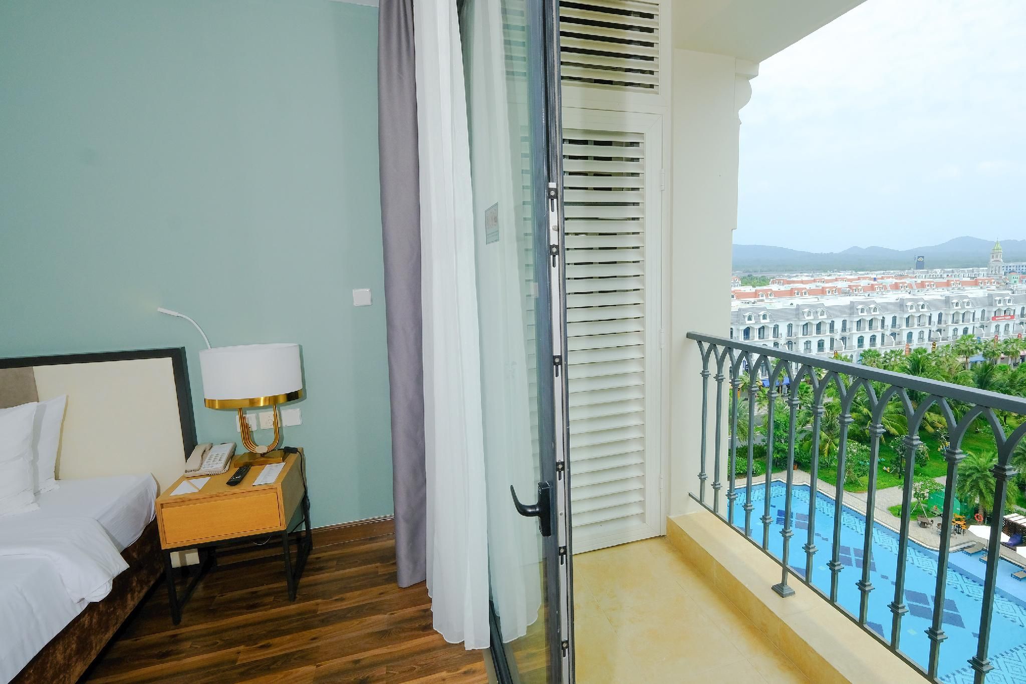 Superior Twin Pool View