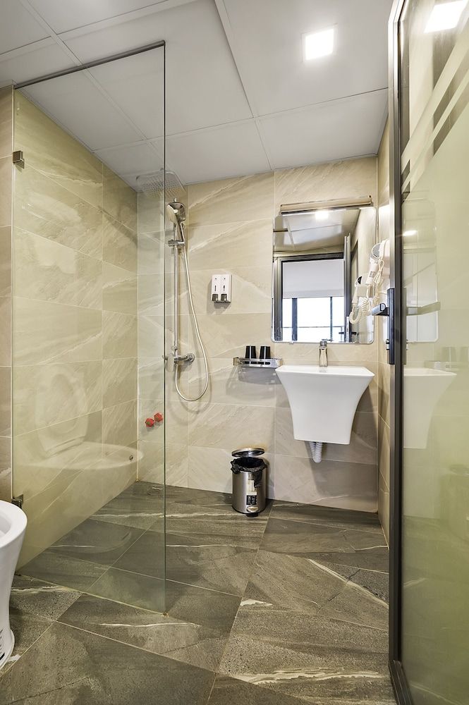 Lake View Hotel Junior Room 8