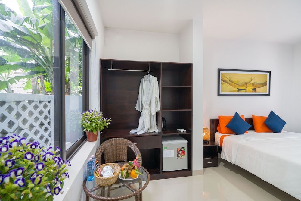 Deluxe Room, 2 Twin Beds, Pool View