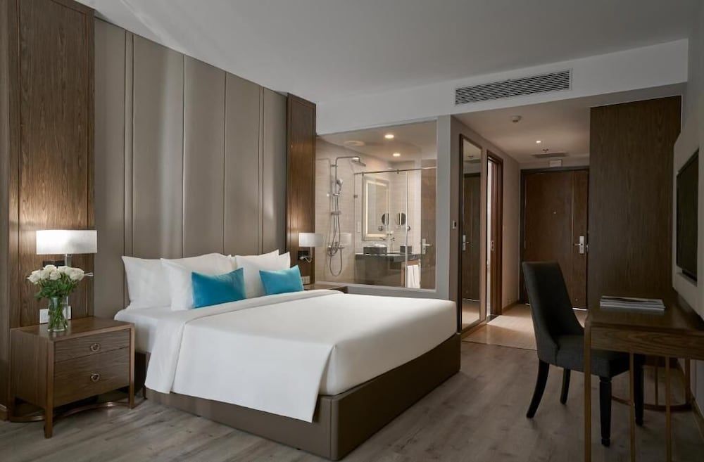 Deluxe Studio Suite, City View