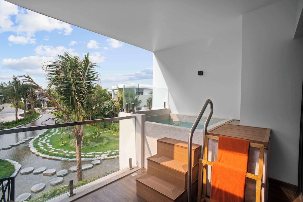 Suite, 1 King Bed, Garden View