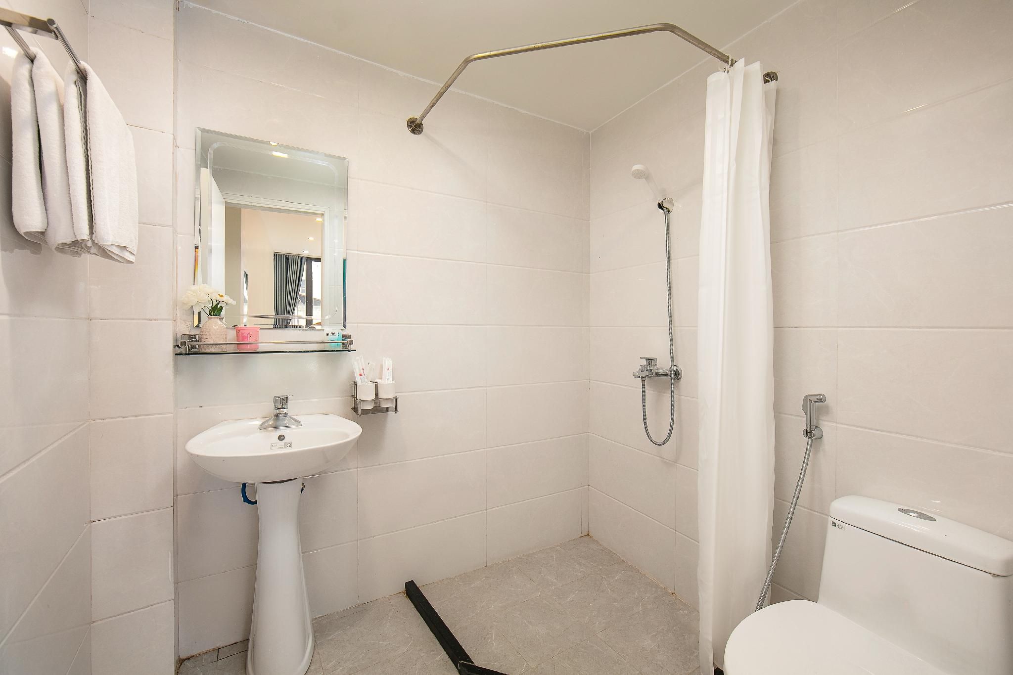 undefined Queen Cafe Hotel & Pub 6