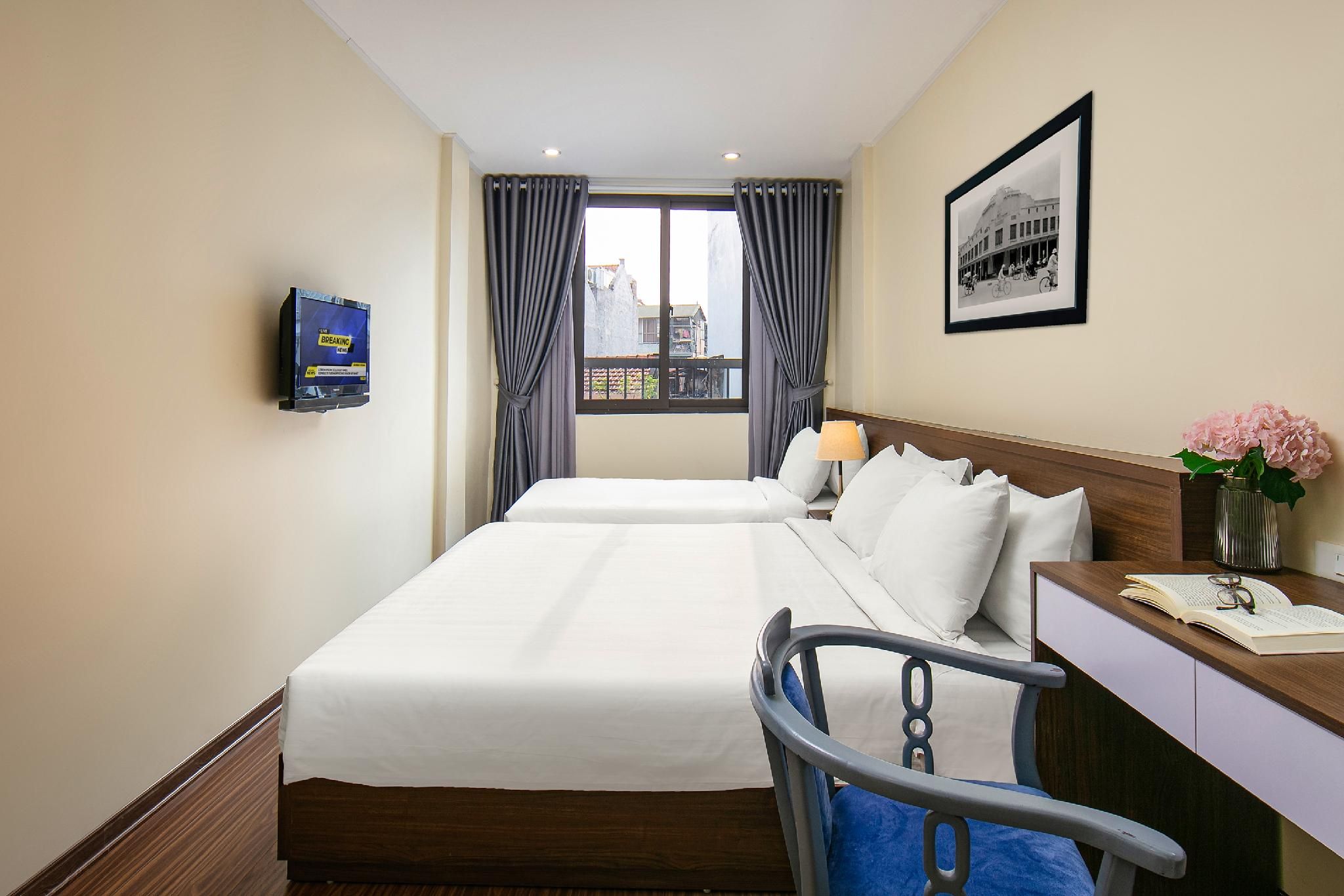 undefined Queen Cafe Hotel & Pub 8