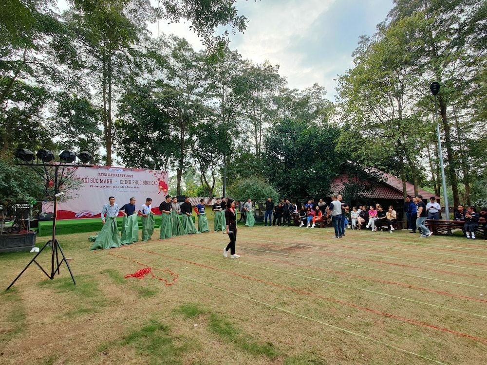 Ropes course (team building)