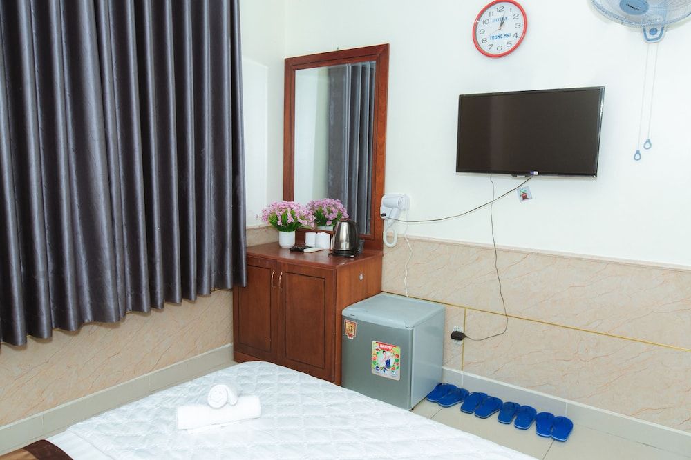 OYO 1175 Trung Mai Hotel Family Room 12