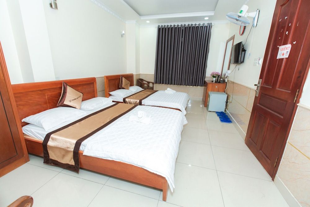 OYO 1175 Trung Mai Hotel Family Room 4