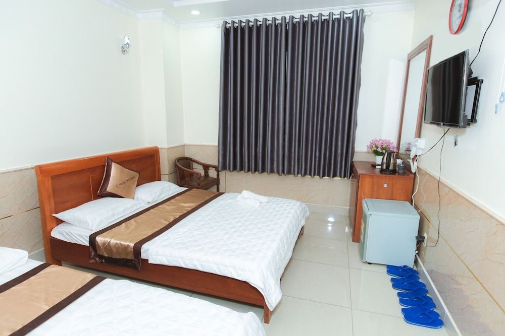 OYO 1175 Trung Mai Hotel Family Room 3