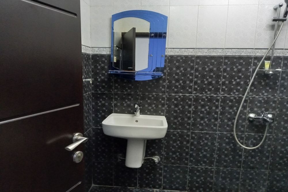 OYO 1175 Trung Mai Hotel Family Room 17