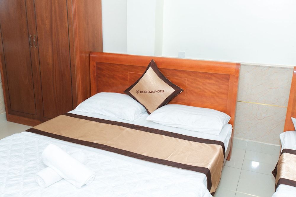 OYO 1175 Trung Mai Hotel Family Room 8