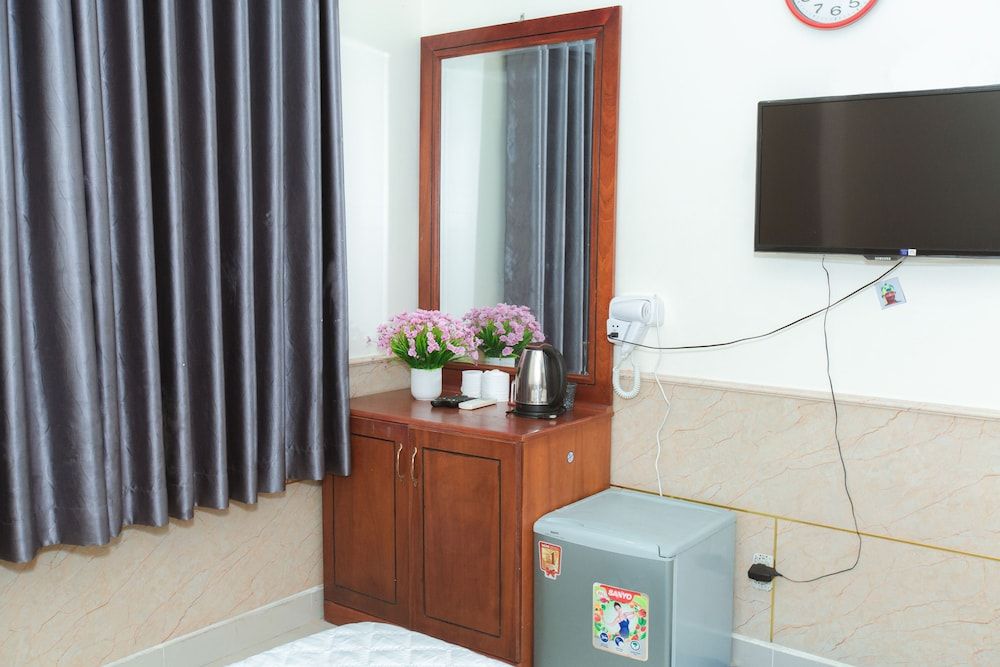 OYO 1175 Trung Mai Hotel Family Room 13