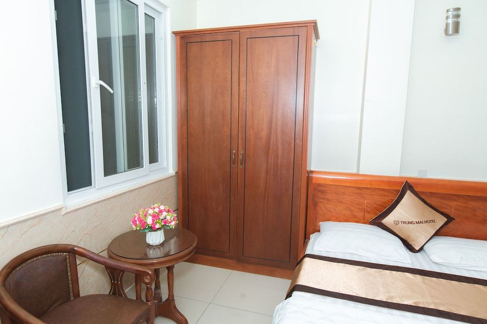 OYO 1175 Trung Mai Hotel Family Room 9