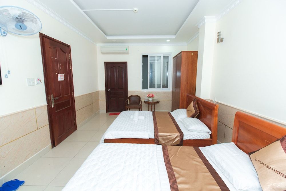 OYO 1175 Trung Mai Hotel Family Room 14