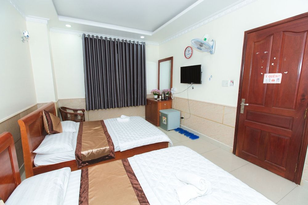 OYO 1175 Trung Mai Hotel Family Room 10