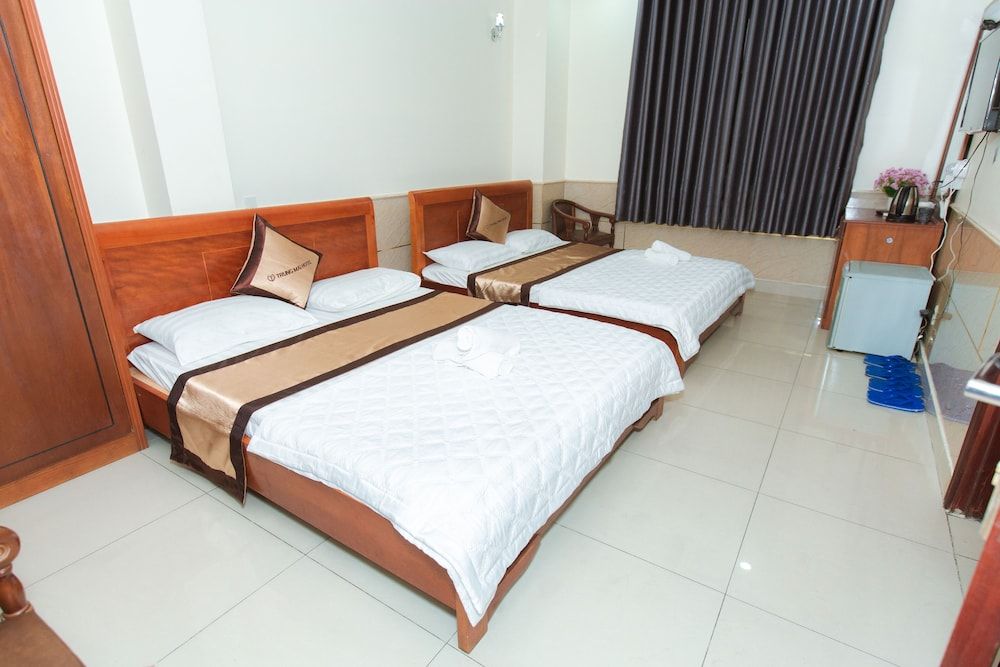 OYO 1175 Trung Mai Hotel Family Room 2