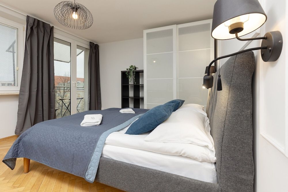 Apartments Old Town Warsaw by Renters Apartment, 2 Bedrooms, Balcony 3