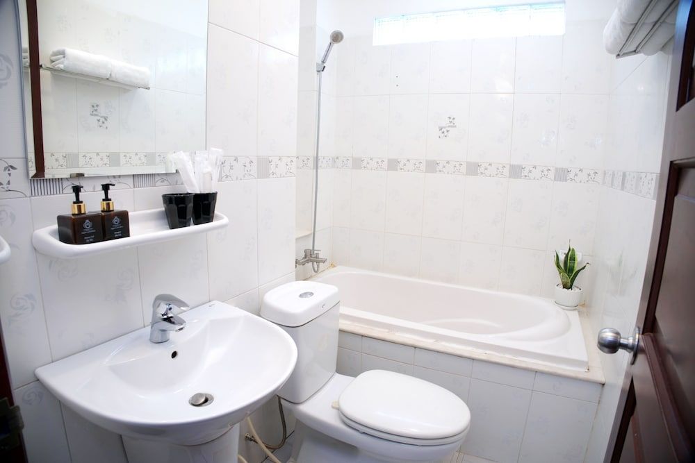 Saigon Central Hotel Deluxe King with City view 6