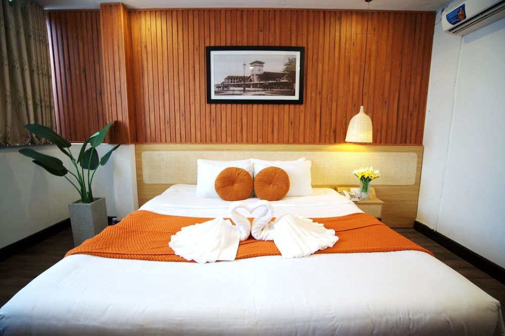 Saigon Central Hotel Deluxe King with City view 4