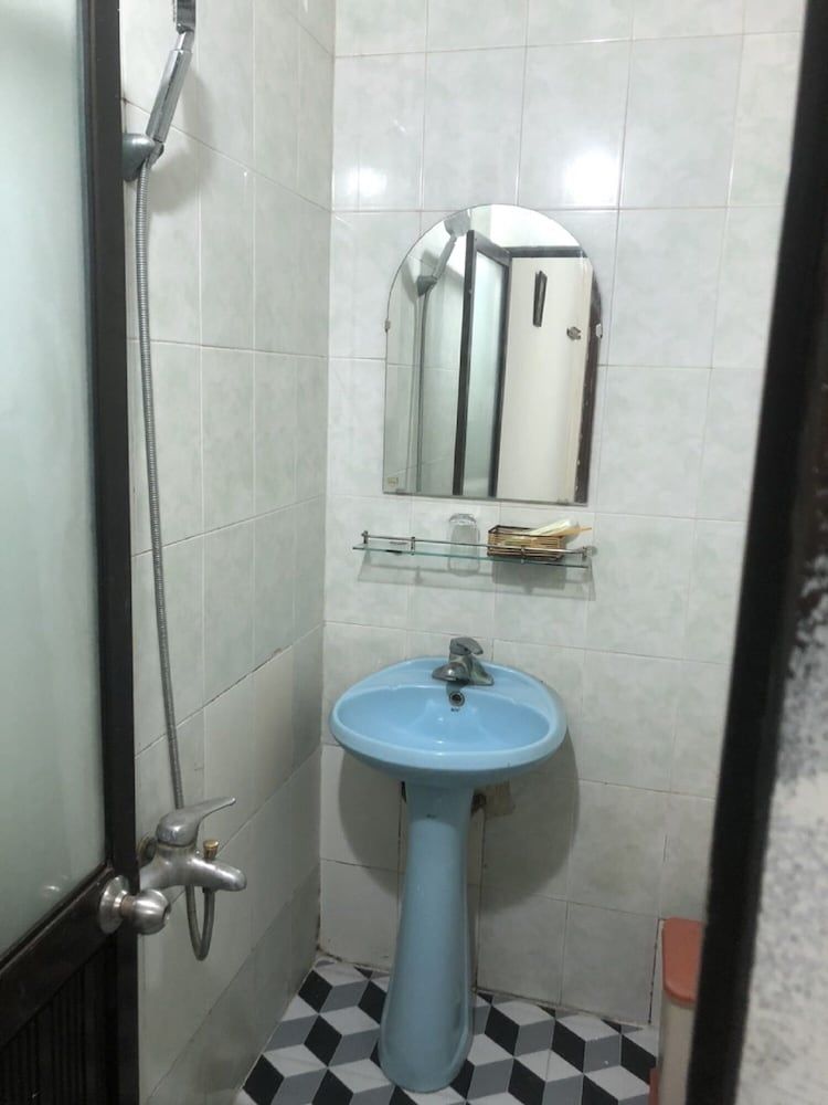 undefined Cheering House 7