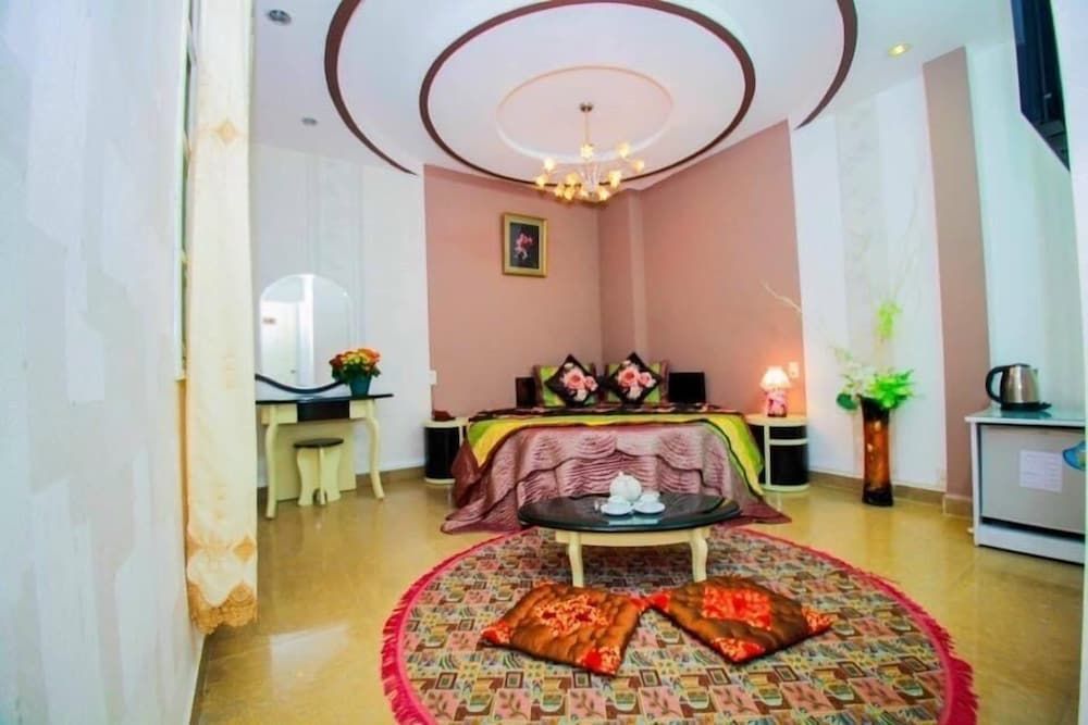 undefined hong tam 8