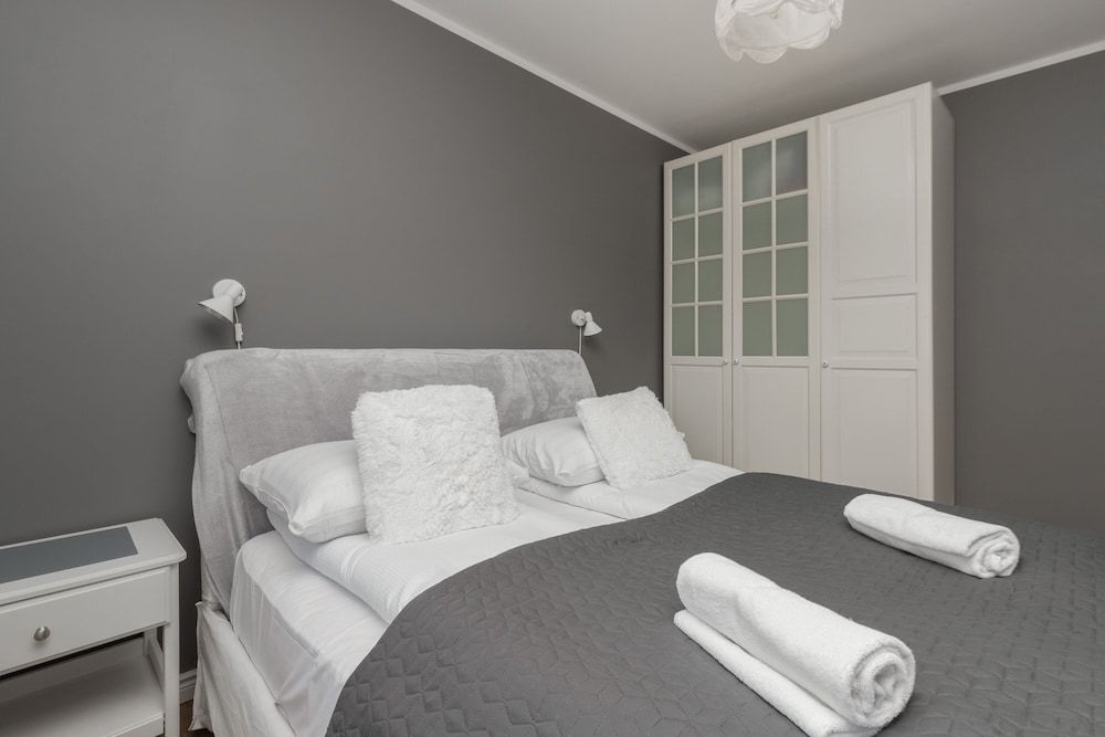 undefined City Center Apartment by Renters 7