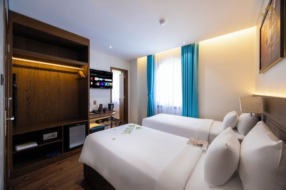 Fratello, City View, 1 Queen Bed & 2 Twin Beds with Window