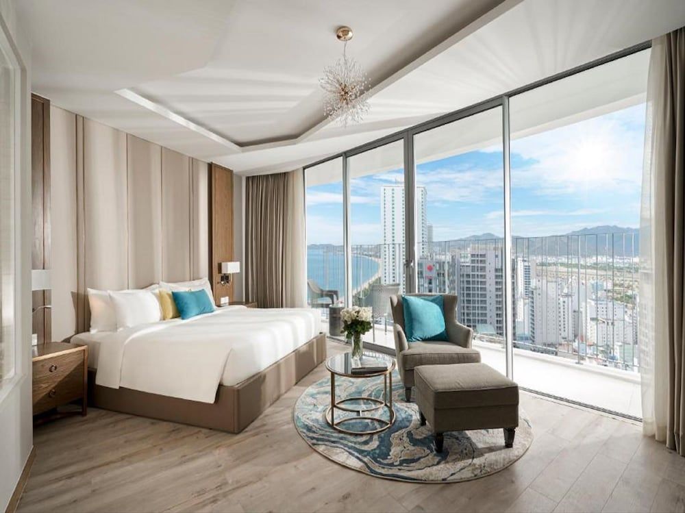 Premium Room, 1 Queen Bed, Bathtub, City View