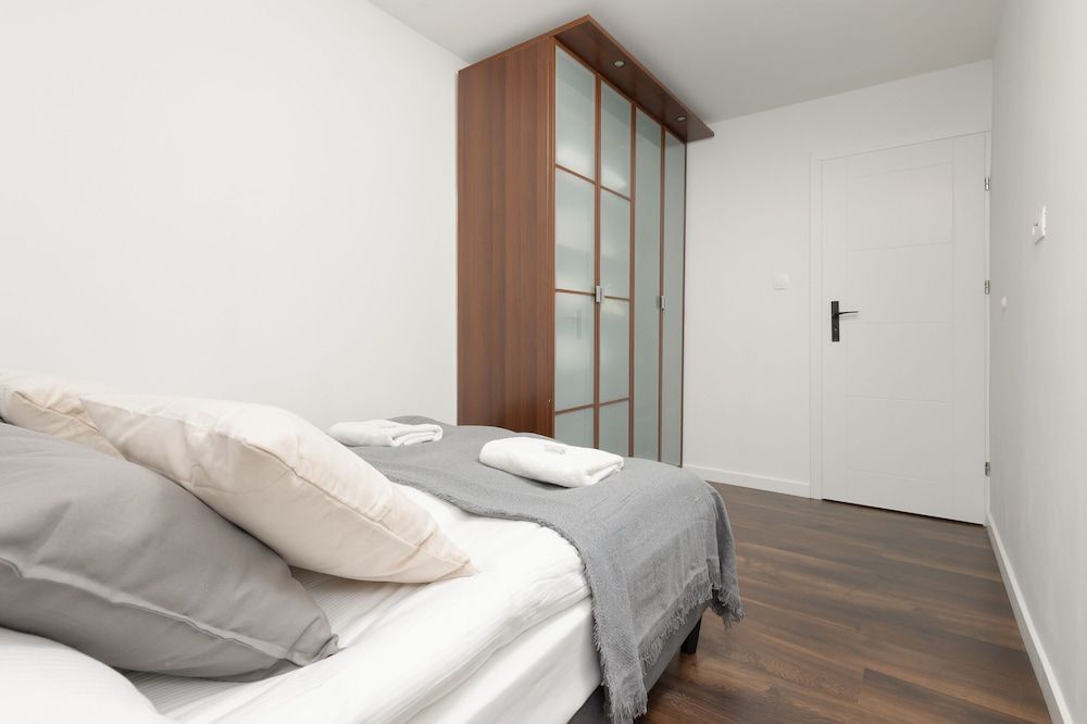 undefined Saska Kepa Apartment by Renters 7