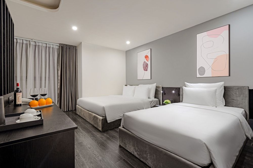 MERCY EMERALD HOTEL Family Suite, Bathtub, City View 3