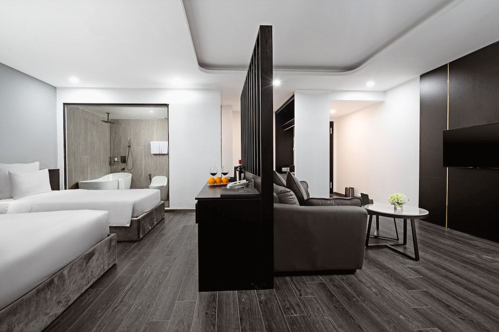 MERCY EMERALD HOTEL Family Suite, Bathtub, City View 6