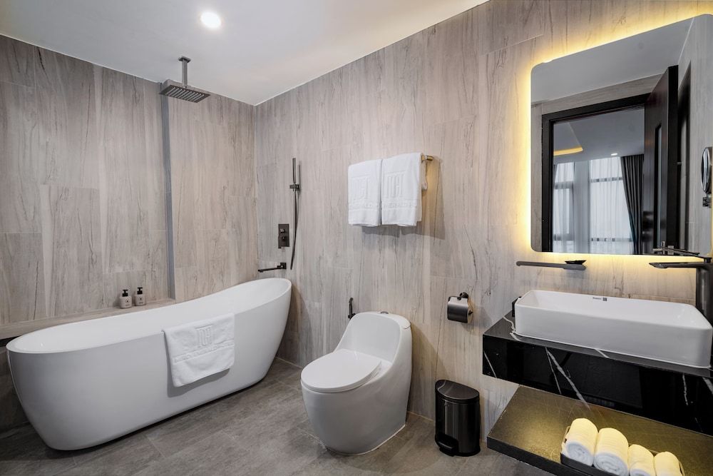 MERCY EMERALD HOTEL Family Suite, Bathtub, City View 5