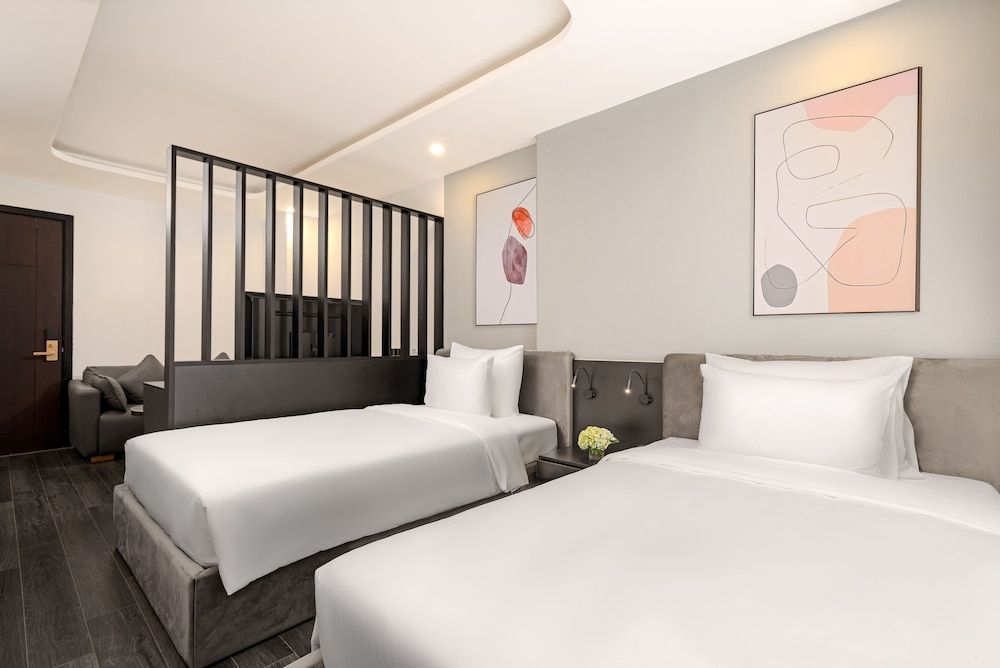 MERCY EMERALD HOTEL Family Suite, Bathtub, City View 2