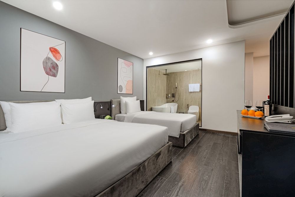 MERCY EMERALD HOTEL Family Suite, Bathtub, City View 4