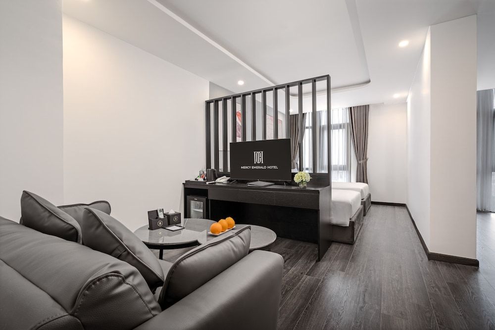 MERCY EMERALD HOTEL Family Suite, Bathtub, City View 7