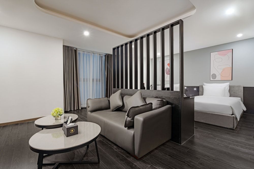 MERCY EMERALD HOTEL Family Suite, Bathtub, City View