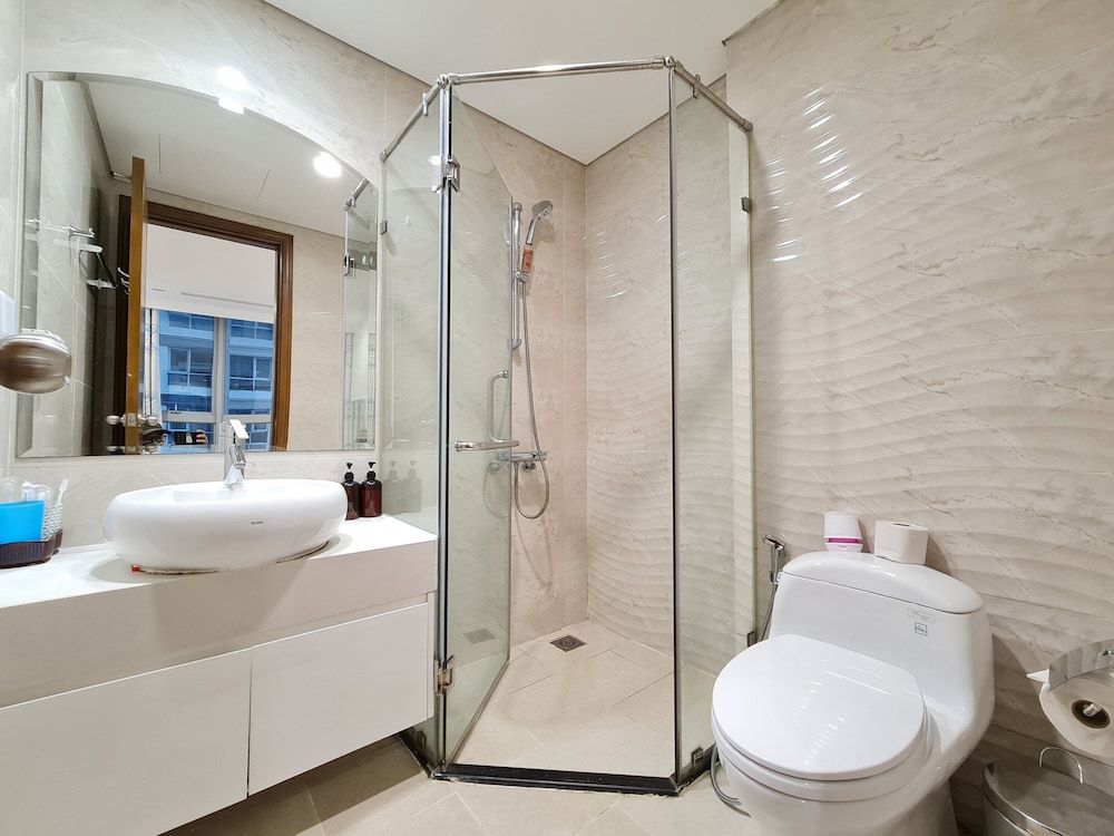 undefined DongDong LUX APT - Vinhomes Central Park 8