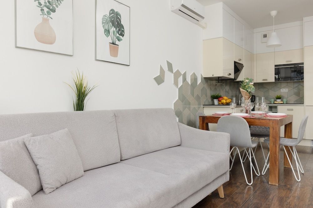 undefined Bright Warsaw Apartment by Renters 6