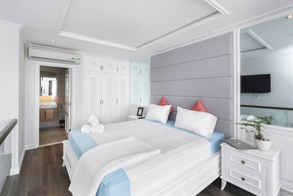 undefined City by night Ben Thanh Apartments 10