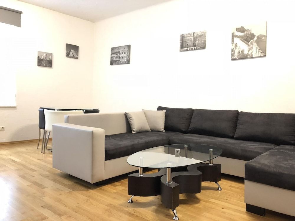 undefined Apartsee 8