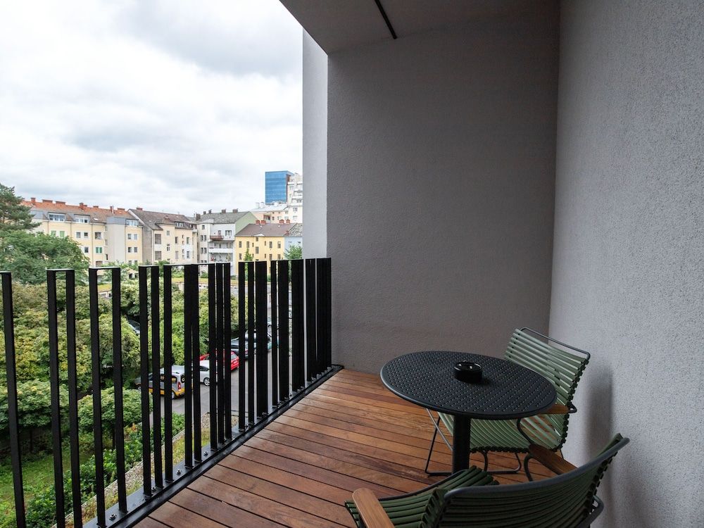 Limehome Linz Schillerstrasse One-Bedroom Suite XL with balcony 11