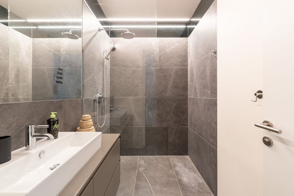 Limehome Linz Schillerstrasse Suite M with sofa bed 10